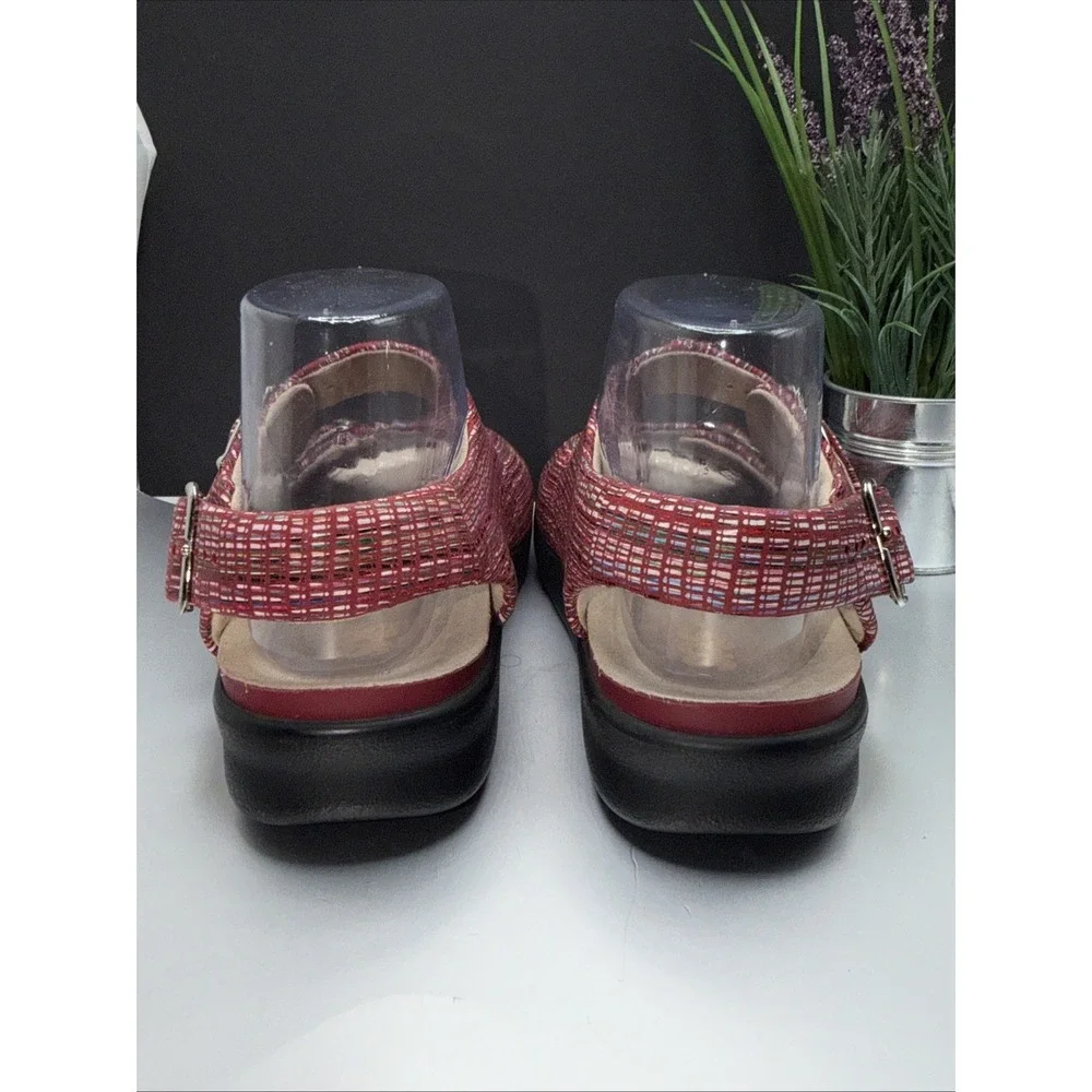 SAS Relaxed Rainbow Sandals Womens 7 Red Leather Open Toe Casual Slingback Strap